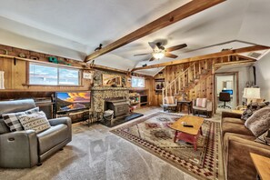 Smart-TV, Kamin, Tischfußball, Bücher