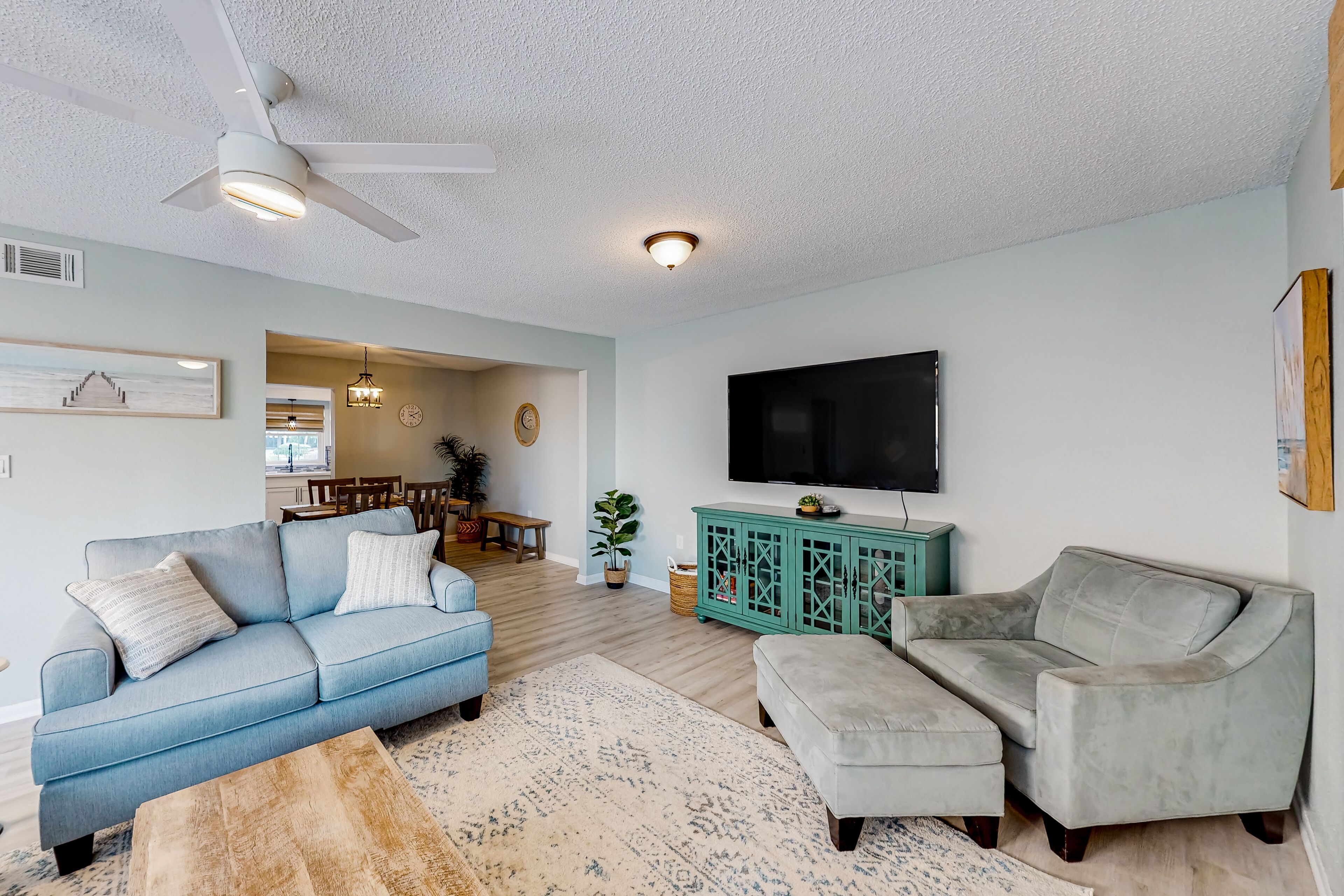 Gorgeous coastal townhome with washer/dryer, close to beach, & dog-friendly