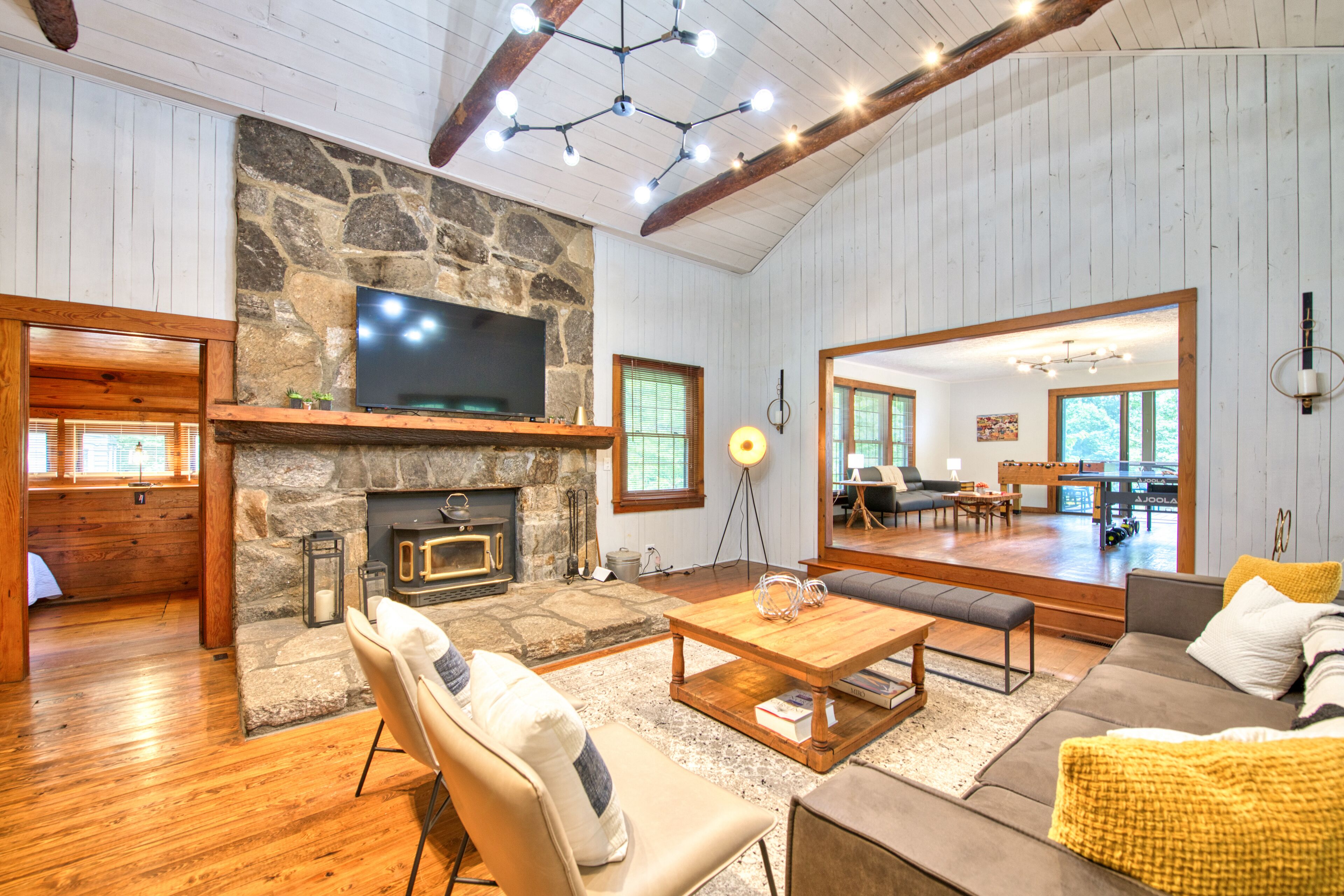 Private mountain home with screened porch, game room, library, & firepit