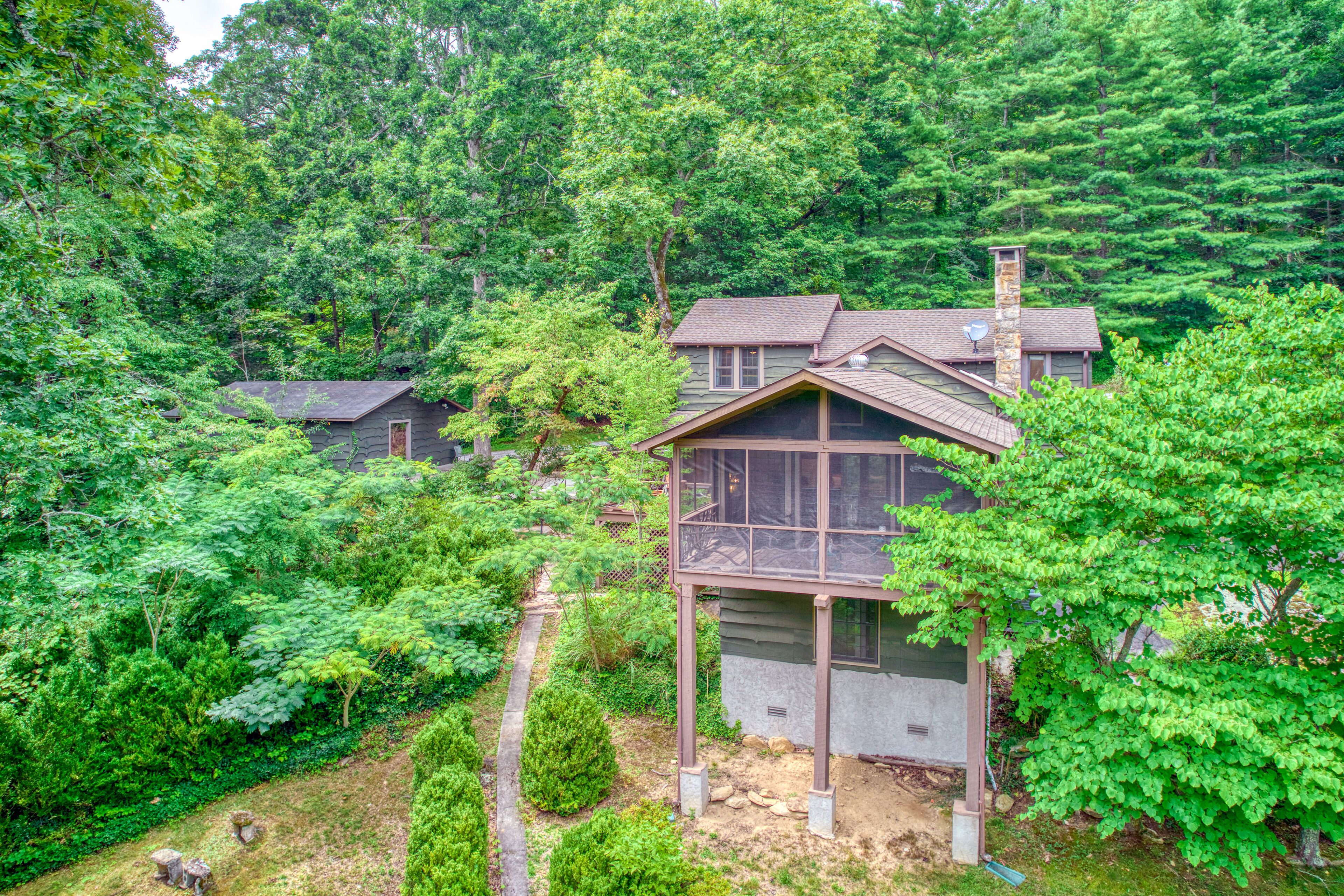 Private mountain home with screened porch, game room, library, & firepit