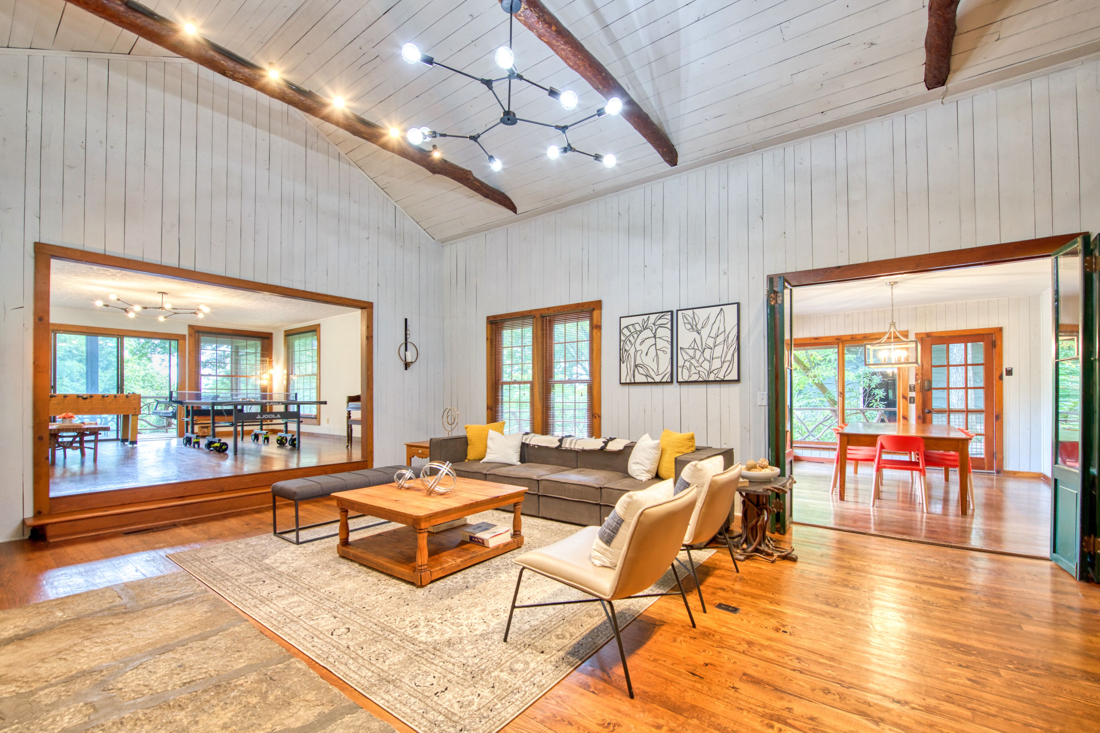 Private mountain home with screened porch, game room, library, & firepit