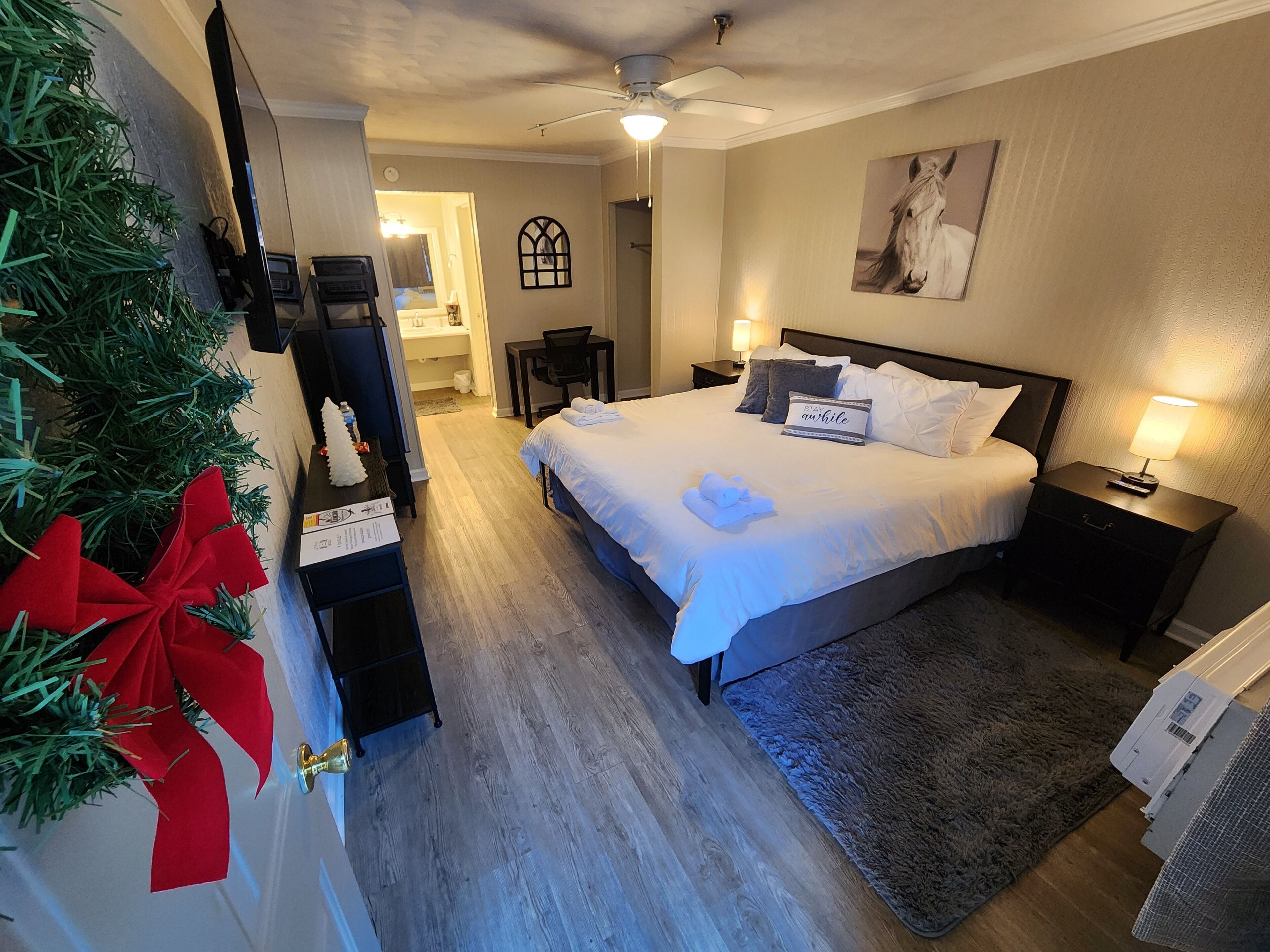 Downstairs Deluxe King Room | 记忆海绵床垫、笔记本电脑工作区、遮光窗帘、熨斗/熨板