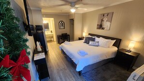 Downstairs Deluxe King Room | 低反発ベッド、ノートパソコン用作業スペース、遮光カーテン、アイロン / アイロン台