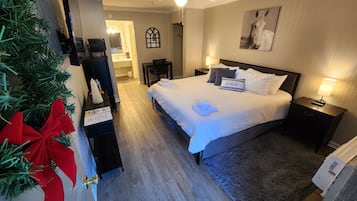 Downstairs Deluxe King Room | Matelas mémoire de forme, espace de travail pour ordinateur portable