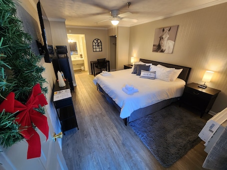 Downstairs Deluxe King Room | Memory foam beds, laptop workspace, blackout drapes, iron/ironing board. Gateway To The Breaks Motel