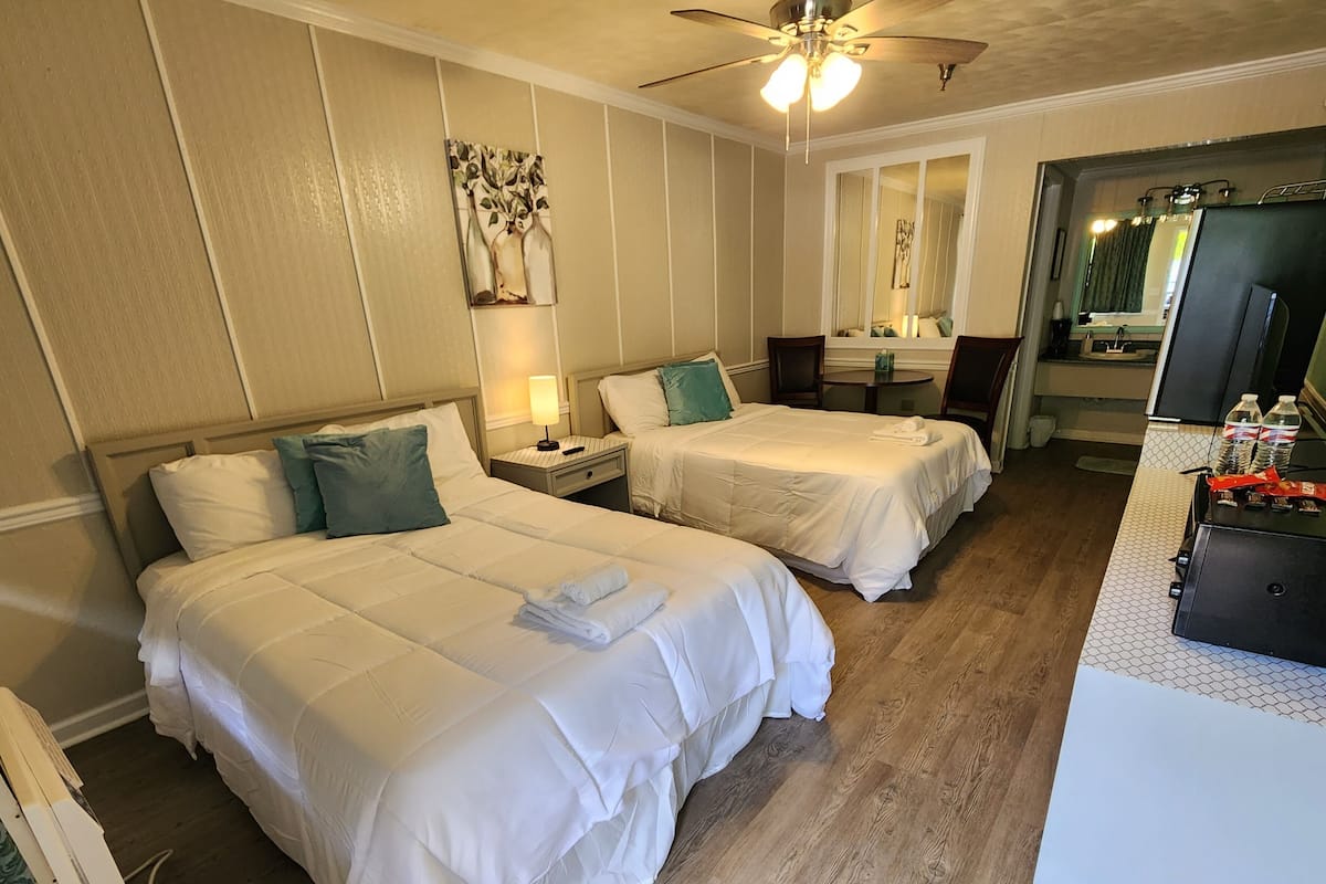 Upstairs Double room | เตียงเมมโมรีโฟม, พื้นที่ทำงานแบบใช้แล็ปท็อป, ผ้าม่านกันแสง