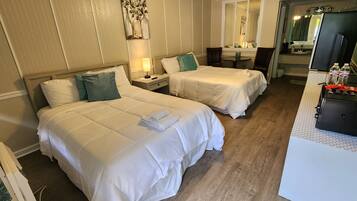 أسرّة بإسفنج يتكيف مع شكل الجسم ومساحة عمل للكمبيوتر المحمول