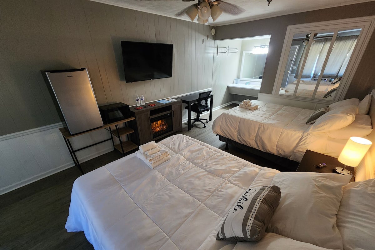 Downstairs Double Room | เตียงเมมโมรีโฟม, พื้นที่ทำงานแบบใช้แล็ปท็อป, ผ้าม่านกันแสง