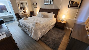 Downstairs Deluxe King Room | 記憶棉床墊、手提電腦工作空間、遮光窗簾/窗簾、熨斗/熨衫板