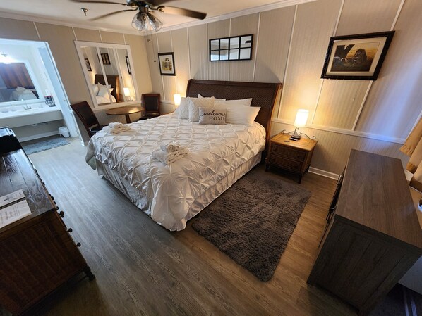 Downstairs Deluxe King Room | Memory foam beds, laptop workspace, blackout drapes, iron/ironing board - Gateway To The Breaks Motel (Haysi)