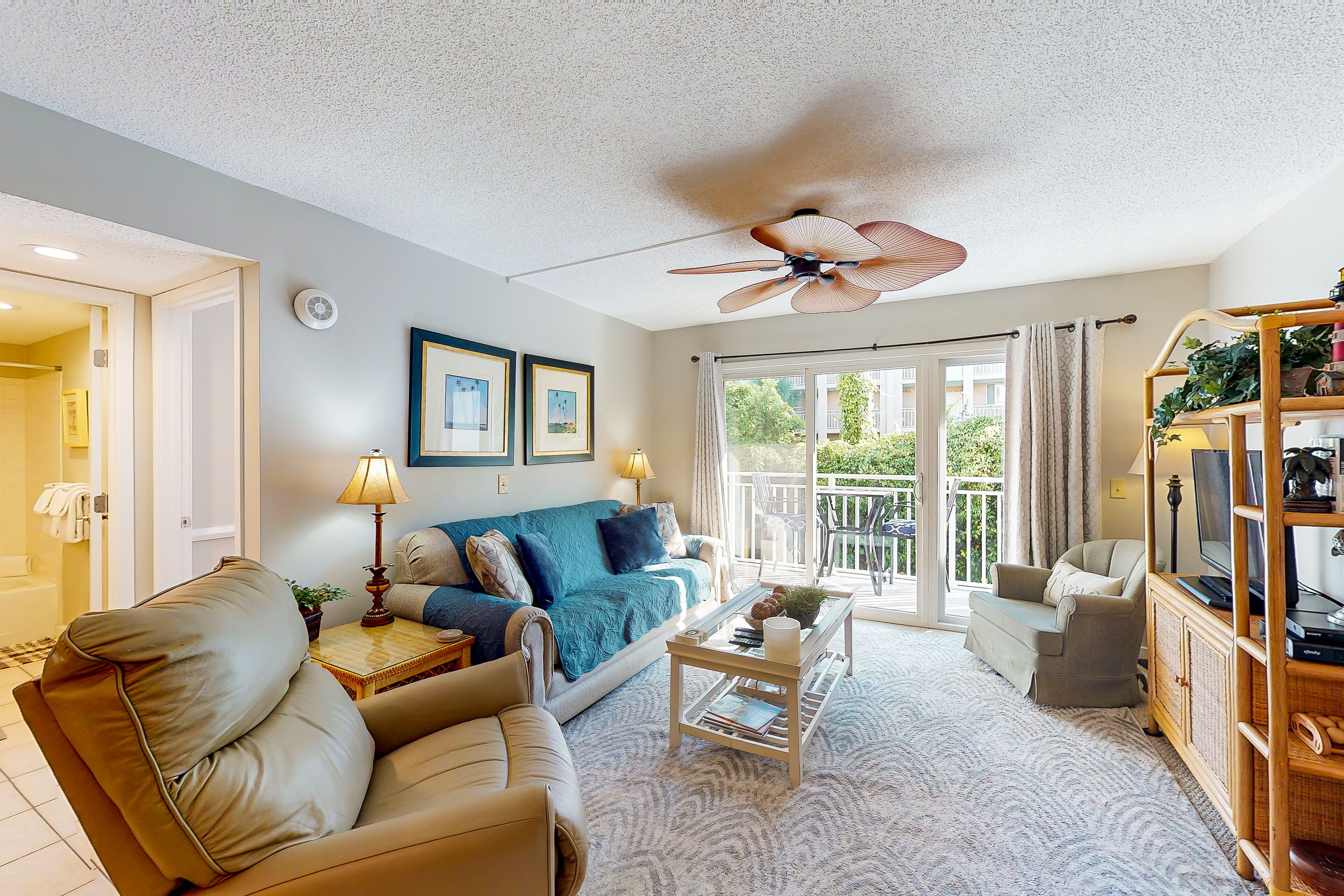 Sunny condo with pool, tennis, hot tub, grill, fast WiFi & washer/dryer