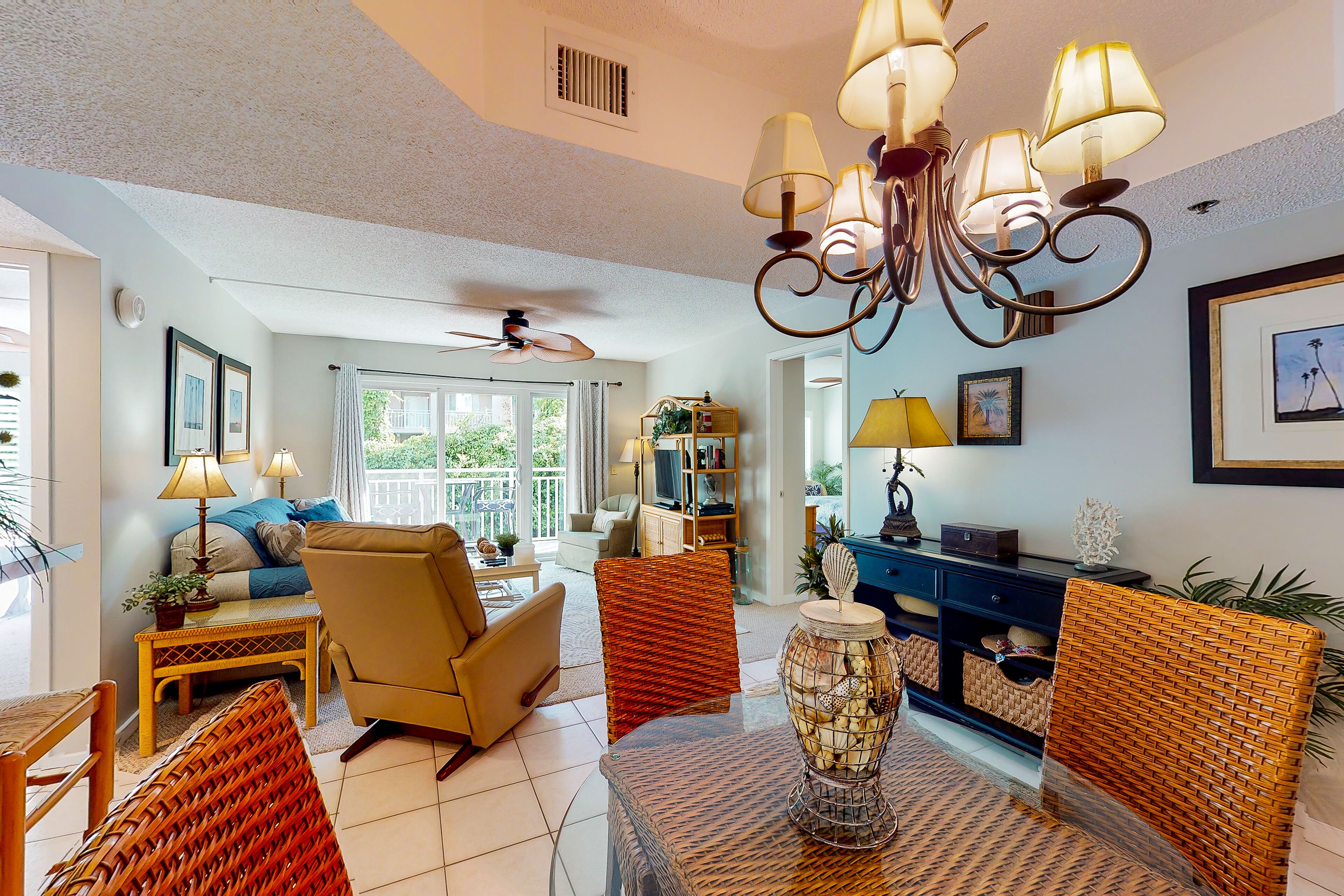 Sunny condo with pool, tennis, hot tub, grill, fast WiFi & washer/dryer