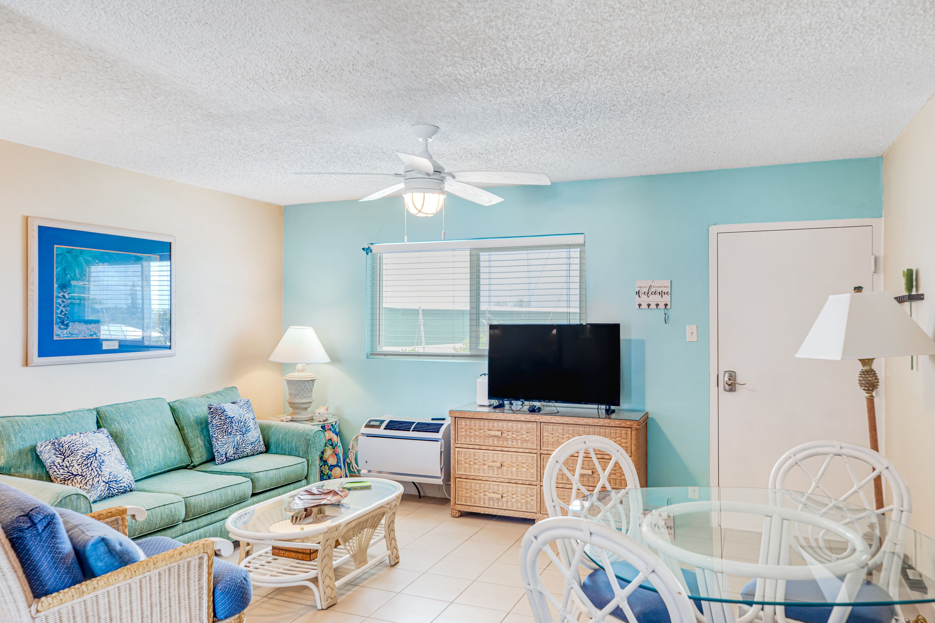 Vibrant, waterfront retreat with WiFi, balcony & dock access