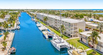 Vibrant, waterfront retreat with WiFi, balcony & dock access