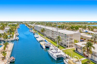 Vibrant, waterfront retreat with WiFi, balcony & dock access