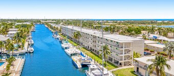 Vibrant, waterfront retreat with WiFi, balcony & dock access