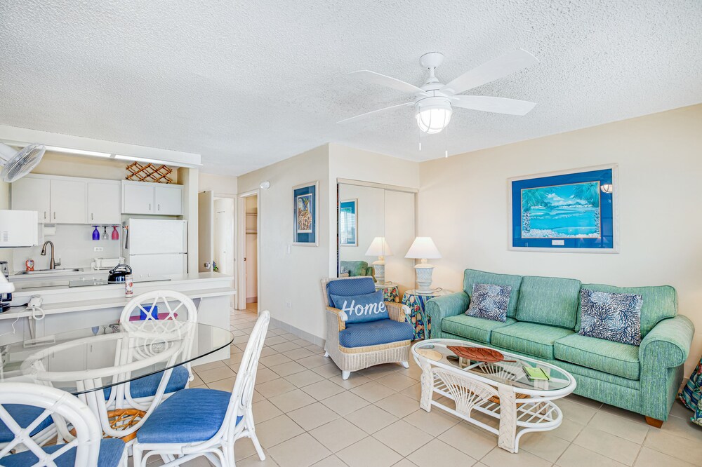 Vibrant, waterfront retreat with WiFi, balcony & dock access