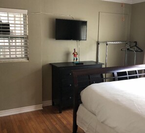 2 bedrooms, iron/ironing board, WiFi