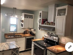 Kylskåp, mikrovågsugn, ugn och spishäll