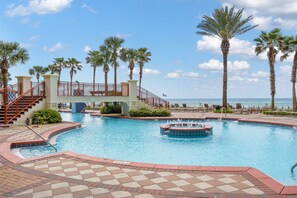 Alberca techada y alberca climatizada