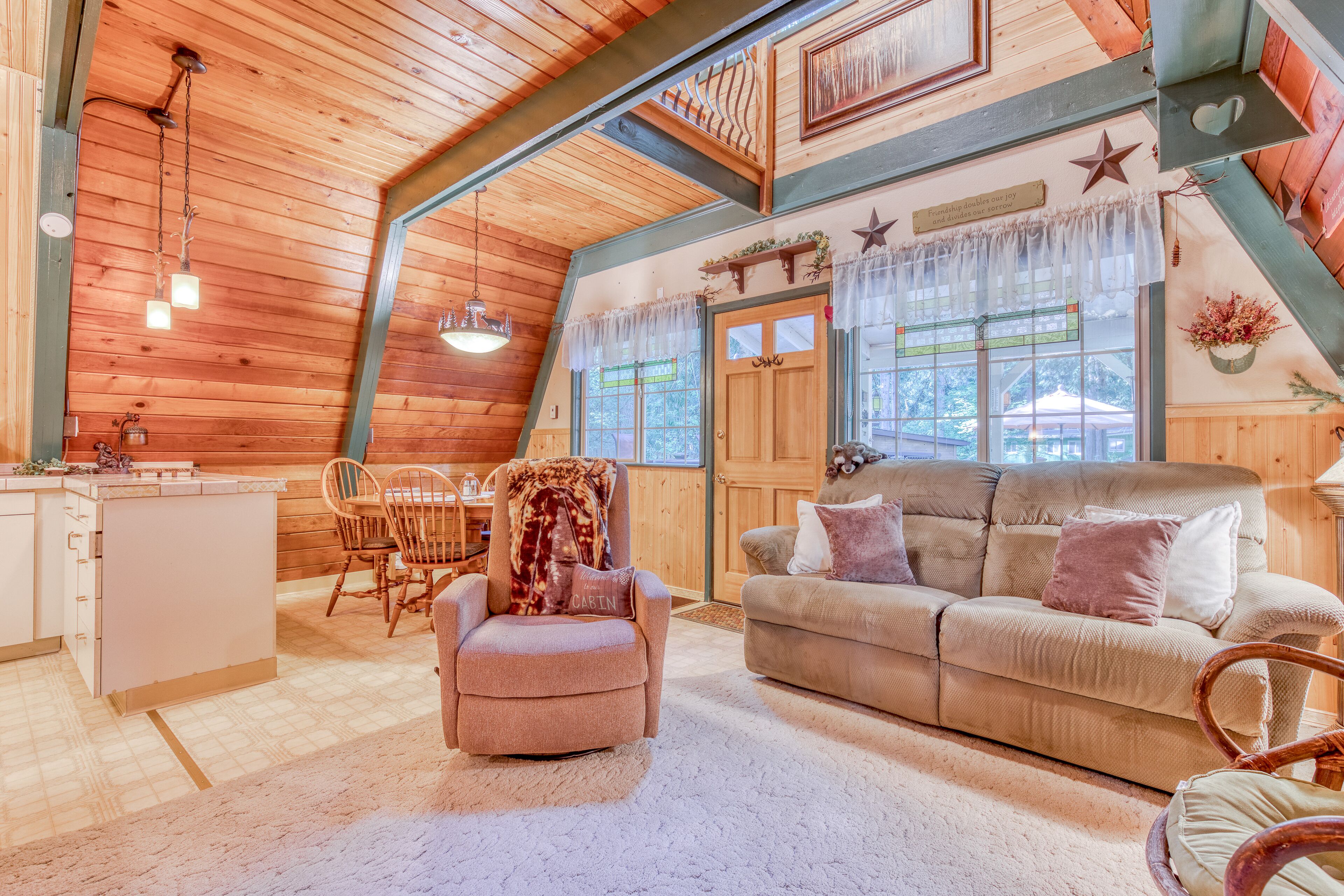 Adorable cabin w/fast WiFi, nearby river access, gas grill, wood stove, firepit