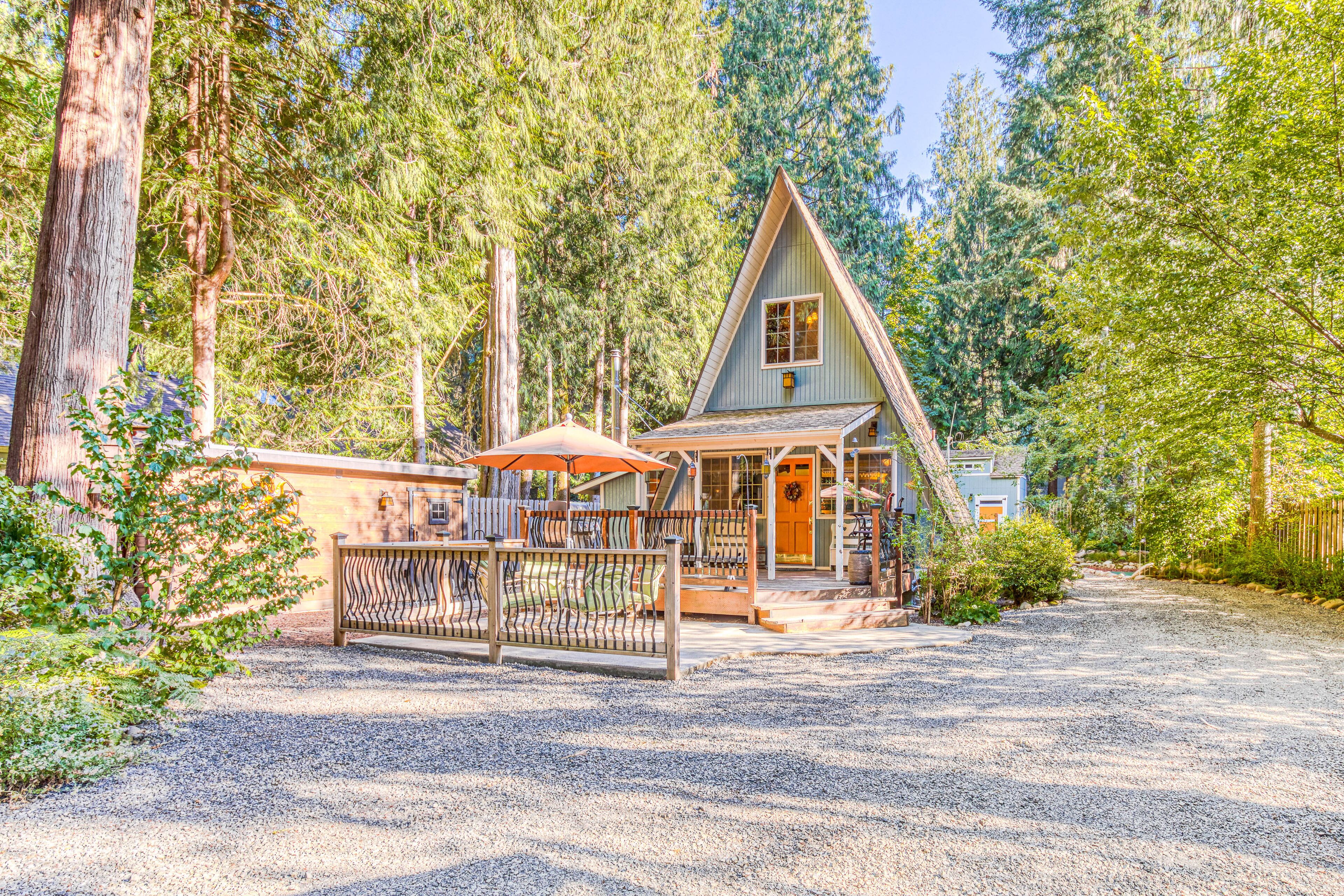 Adorable cabin w/fast WiFi, nearby river access, gas grill, wood stove, firepit