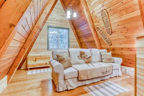 TV, fireplace, DVD player, books - Adorable A-frame cabin w/nearby river access, game room, wood stove, firepit (Sandy)