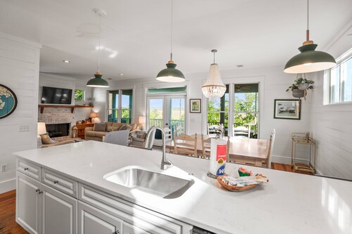The Hidden Palm: Luxurious 5-Bed Home, Screened Porches, Game Room & Marsh Views!