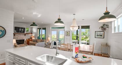 The Hidden Palm: Luxurious 5-Bed Home, Screened Porches, Game Room & Marsh Views!