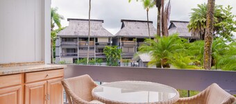 Gorgeous condo with water view, pool, private lanai & full kitchen