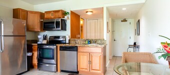 Gorgeous condo with water view, pool, private lanai & full kitchen
