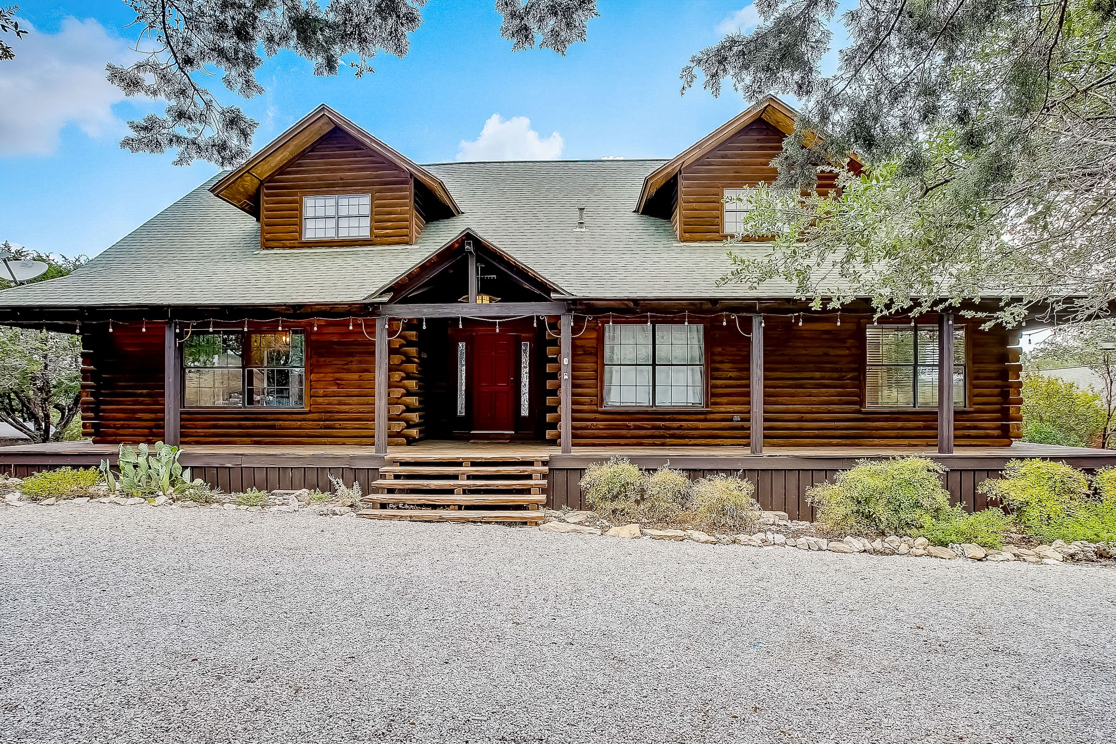 Amazing cabin with private pool, office & guest house - dog-friendly