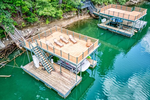 4 BD 3 BA lake house with dock, porch, kayaks, hot tub, Wifi, foosball & AC