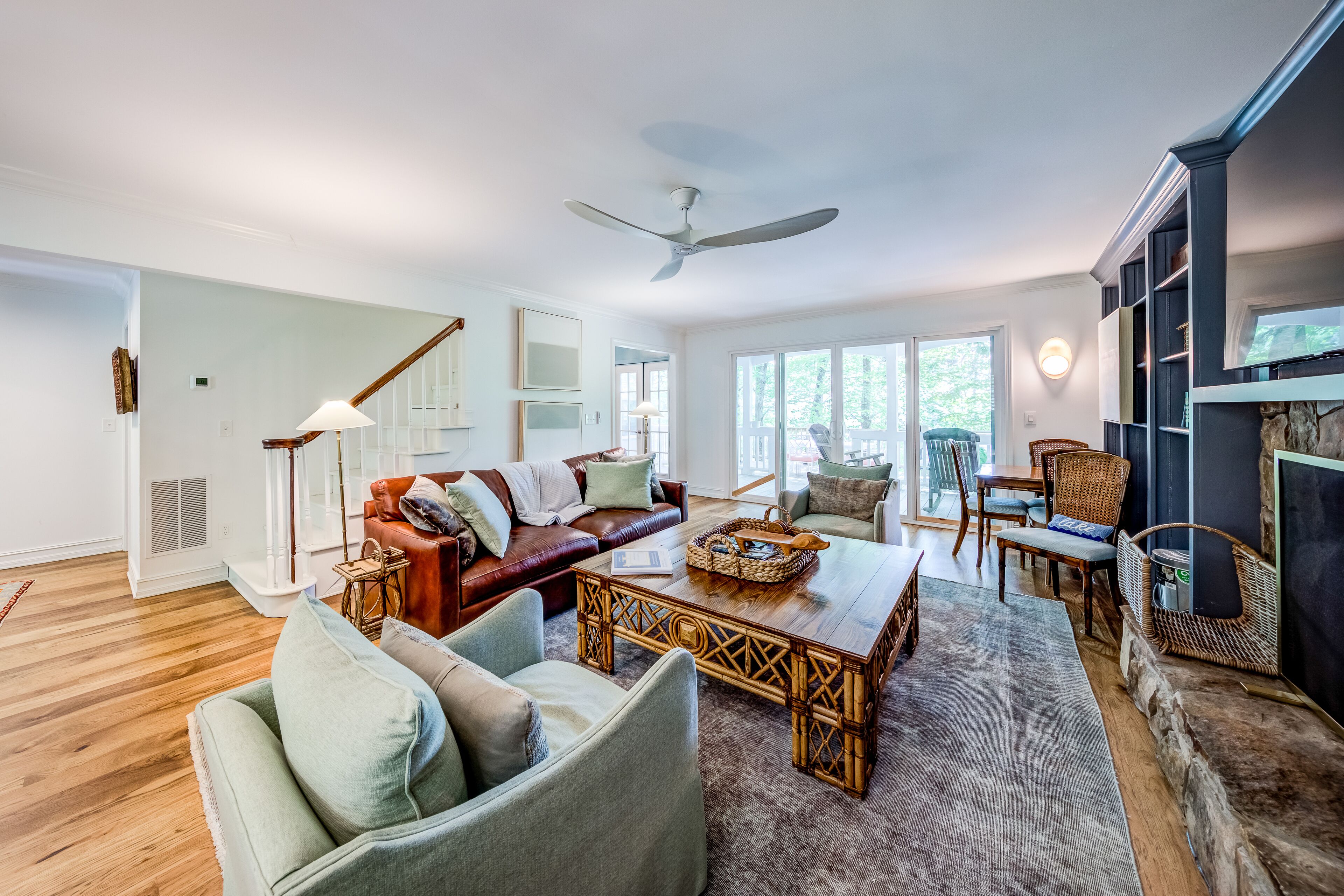 Télévision, baby-foot, table de tennis de table