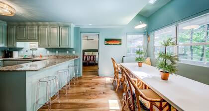Lovely lake house with dock, porch, kayaks, hot tub, Wifi, foosball & central AC