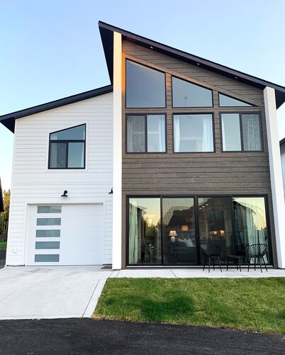 Modern, pet-friendly mountain house!