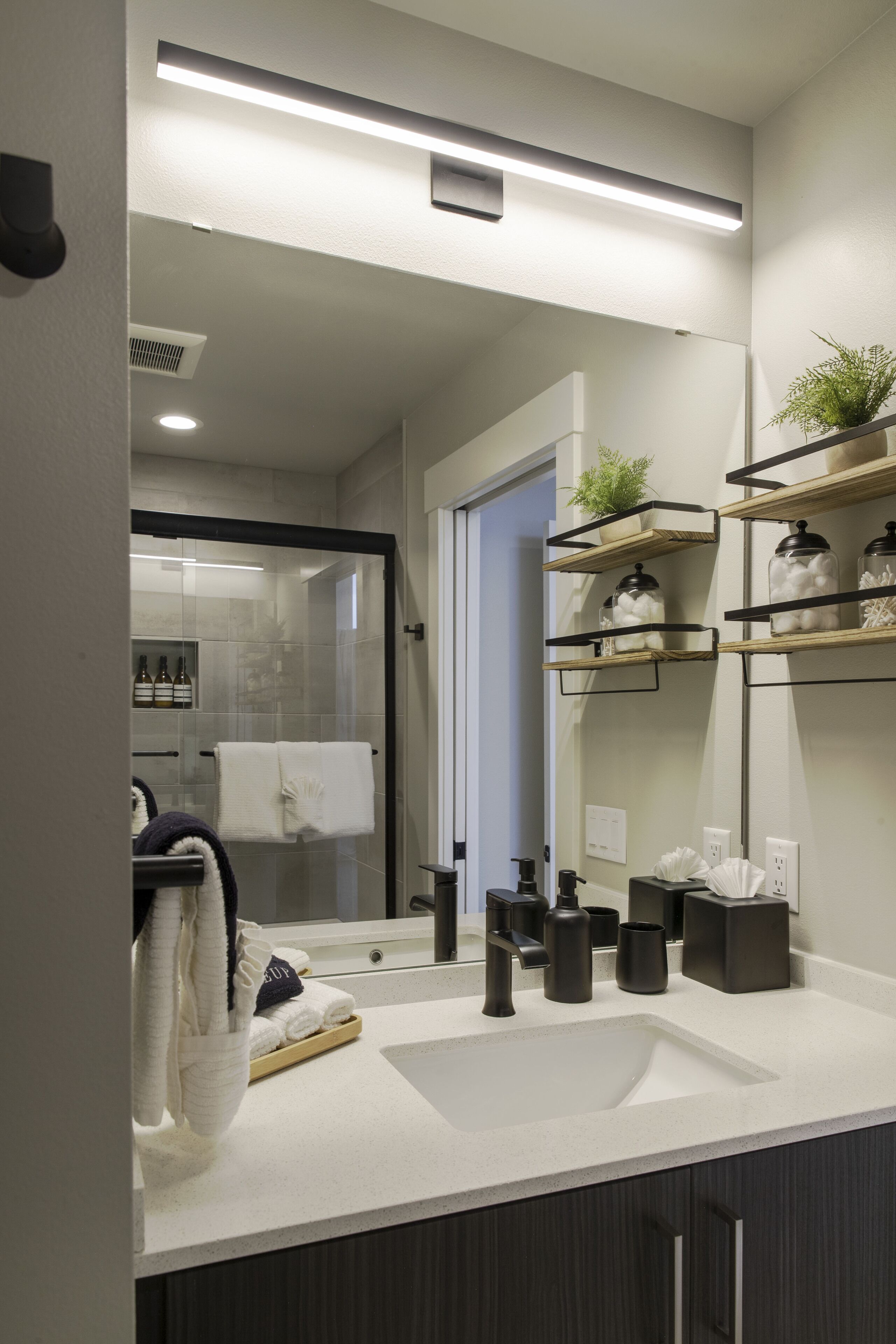 Combined shower/bathtub, hair dryer, towels, soap