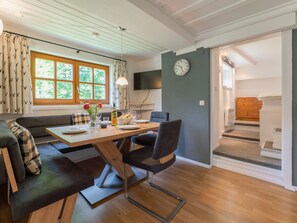 Dining - Ski-in/ski-out apartment on a glacier boulder (Bad Gastein)