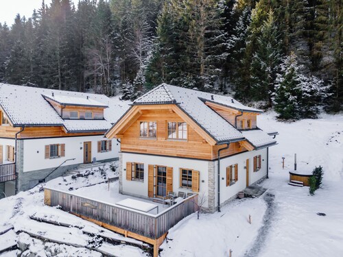 Chalet with hottub, sauna and large terrace