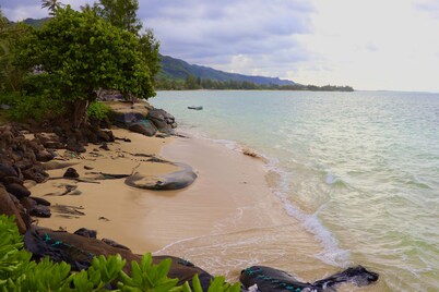 Modern Oceanfront North Shore House, w/ AC & volleyball net, near Kualoa Ranch
