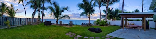 Modern Oceanfront North Shore House, w/ AC & volleyball net, near Kualoa Ranch