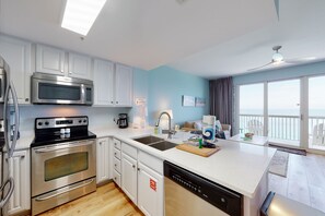 Refrigerador, microondas, horno y parrilla de estufa 