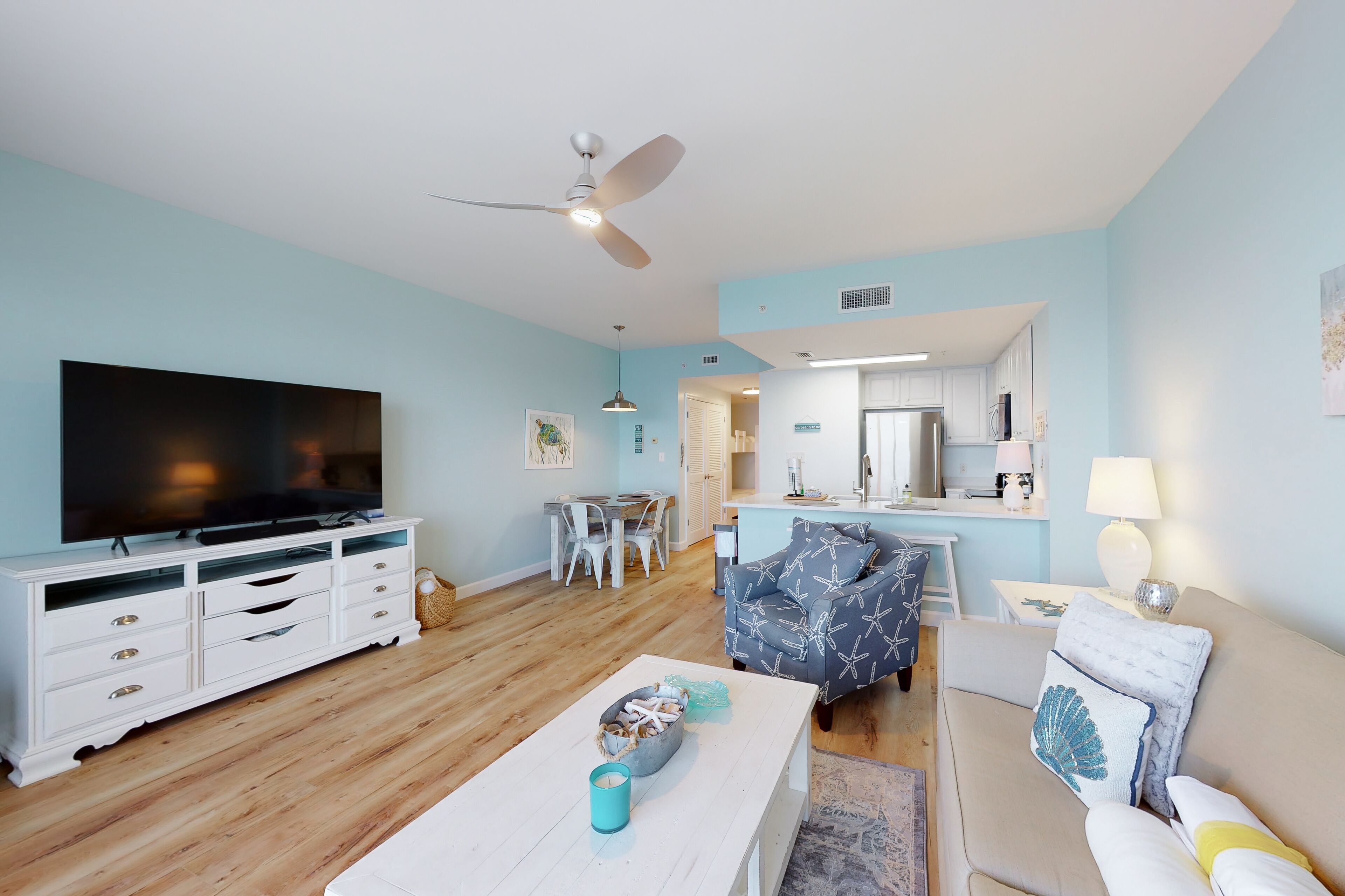 Deluxe condo with gulf view, onsite heated pool, hot tub, private balcony & WiFi