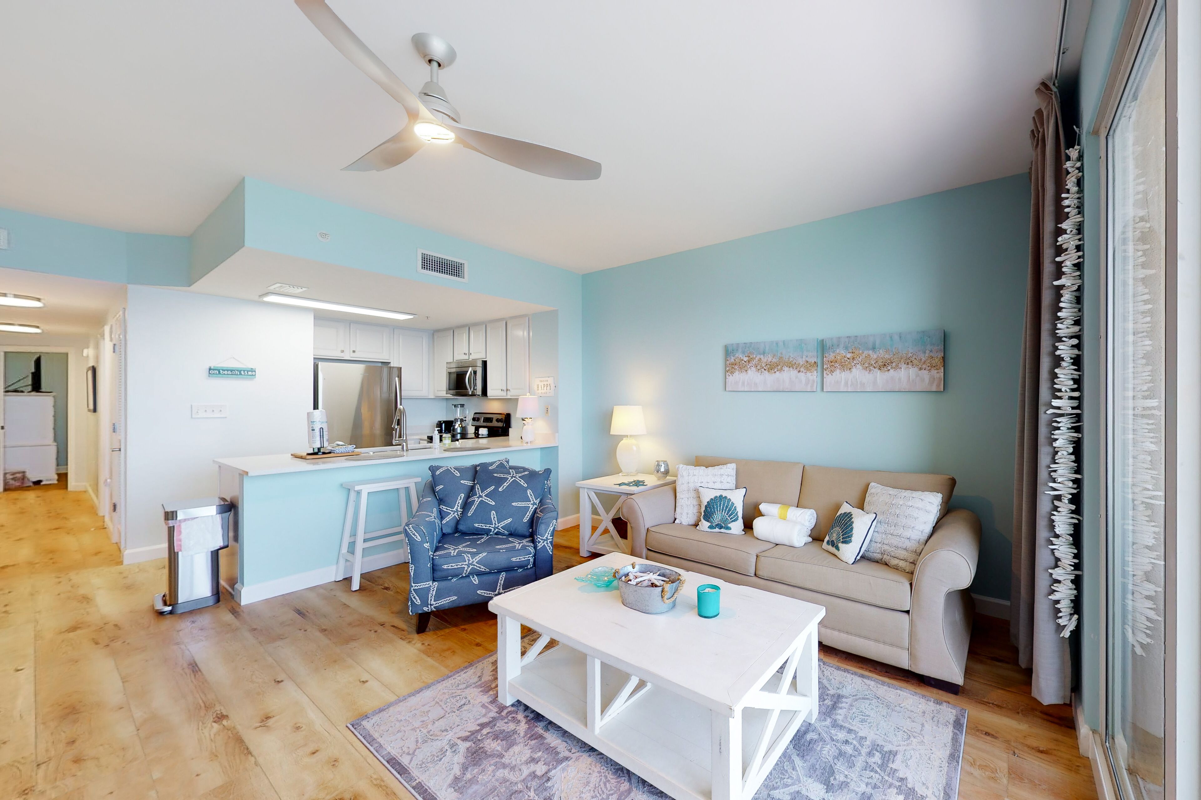 Deluxe condo with gulf view, onsite heated pool, hot tub, private balcony & WiFi