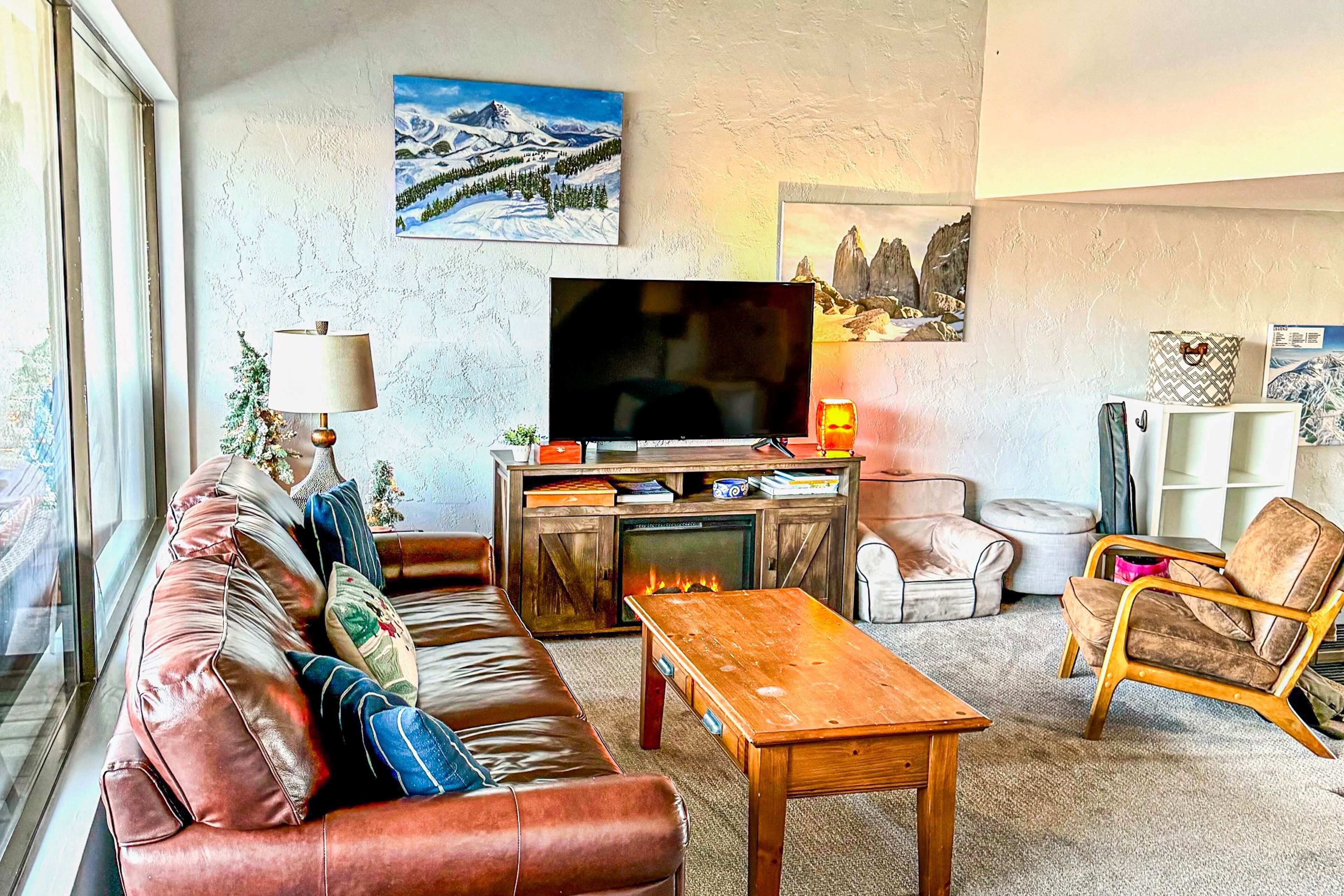 Cozy condo minutes from slopes with WiFi, W/D, balcony & hot tub