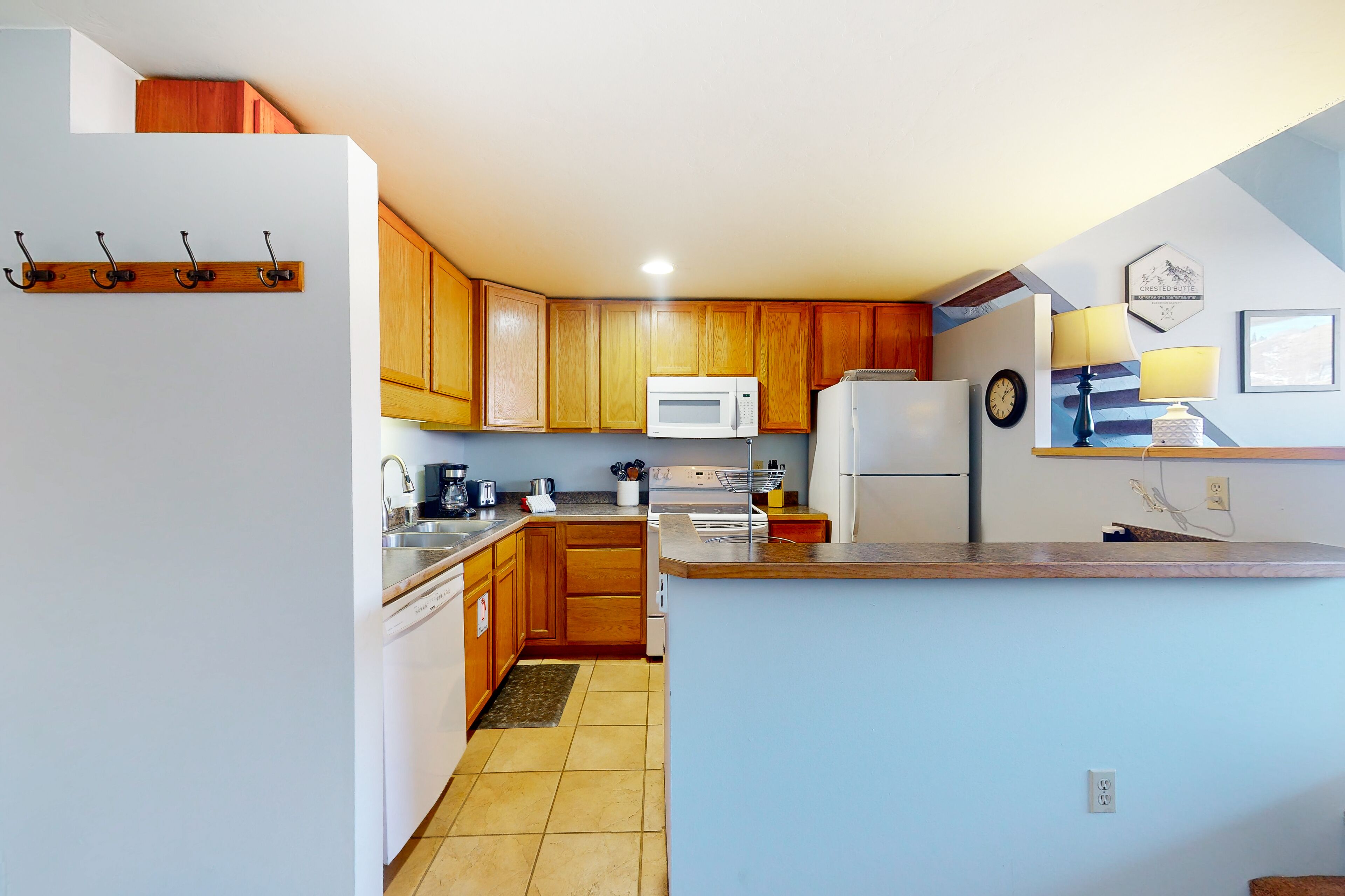 Cozy condo minutes from slopes with WiFi, W/D, balcony & hot tub