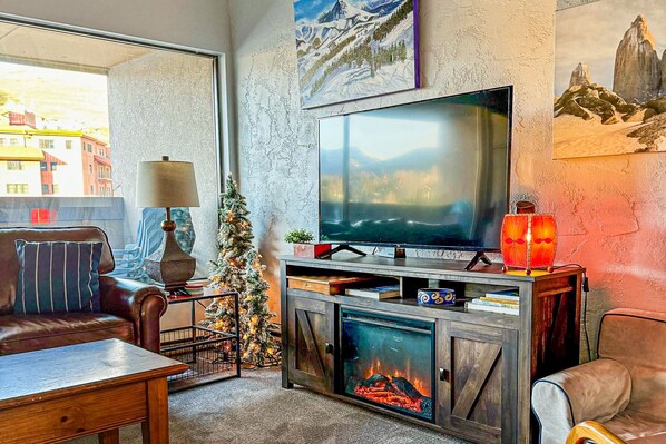 TV - Cozy condo minutes from slopes with WiFi, W/D, balcony & hot tub (Crested Butte)