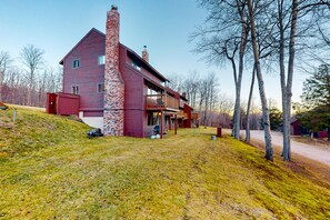Exterior - Ski-in/out condo with mountain view, deck, fast WiFi & fireplace - near golf (Newry)