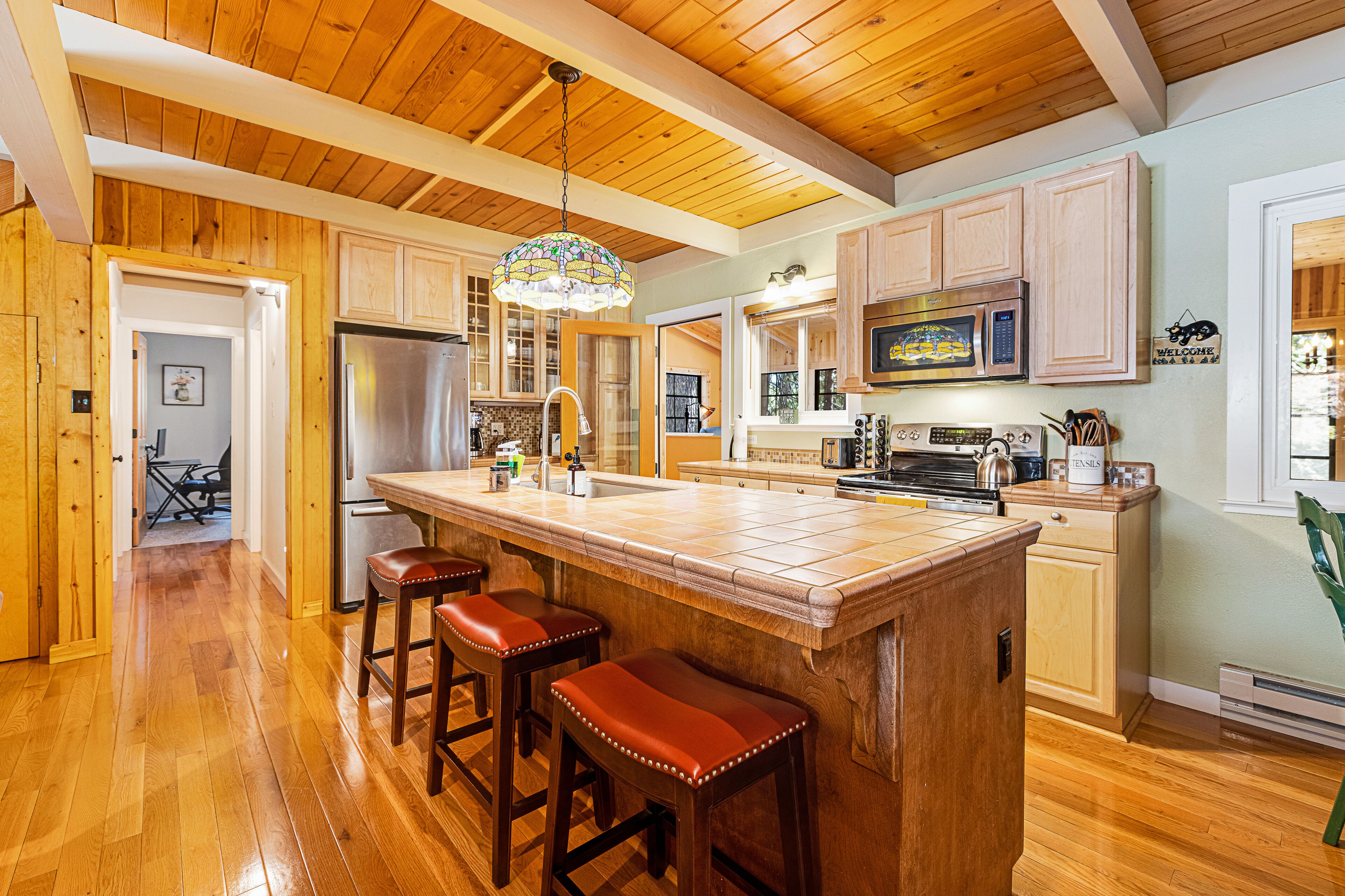 Spacious & rustic family vacation home near skiing & parks with fireplace & W/D