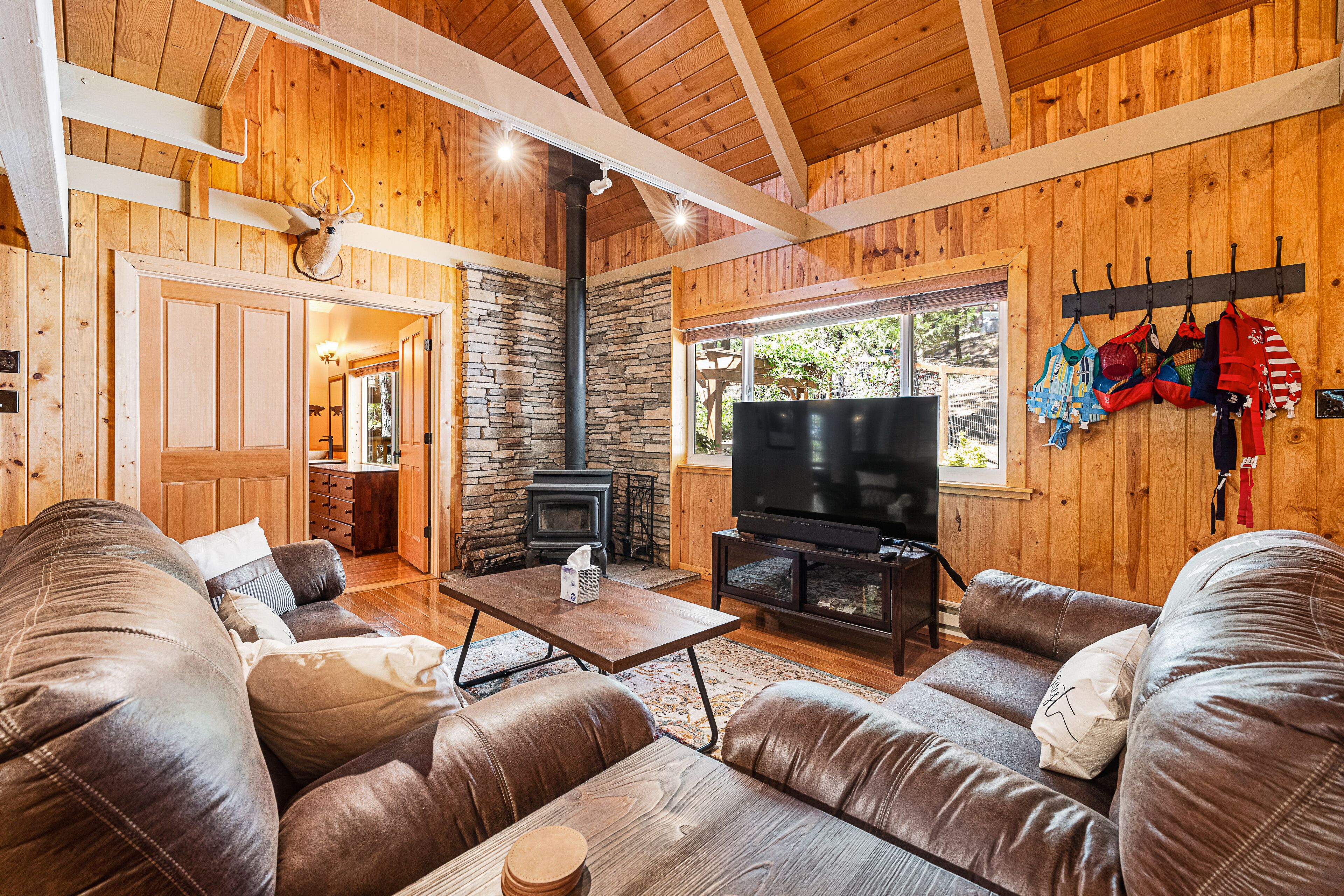 Spacious & rustic family vacation home near skiing & parks with fireplace & W/D